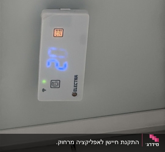 תרמוסטט של מזגן על קיר לבן